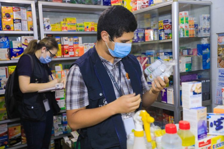 Inspectores de la DNM verifican el cumplimiento de los parámetros para el comercio de medicamentos. Foto: Cortesía DNM.