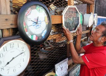 El arte de hacer caminar las agujas del reloj en San Salvador