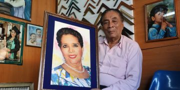 El último fotógrafo al óleo del Centro Histórico de San Salvador