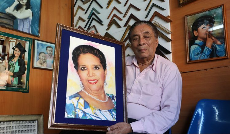 Juan Batres es el último fotógrafo al óleo en el Centro Histórico de San Salvador. Es un artista desde hace más de 65 años. Uno de los últimos retratos del artista es el de su esposa Deysi Marina Cuéllar Batres. Fotos: Francisco Campos.
