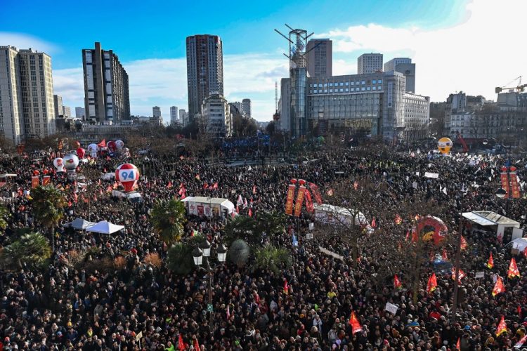 Hartazgo. Los franceses se tomaron las calles en el segundo día de huelgas y protestas. Advirtieron de nuevas convocatorias para dos días de la próxima semana. 
Foto AFP
