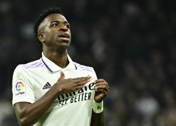 Real Madrid gana 2-0 al Valencia y sigue la estela del Barcelona