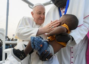 El papa llama a «deponer las armas» al cierre de visita a Sudán del Sur