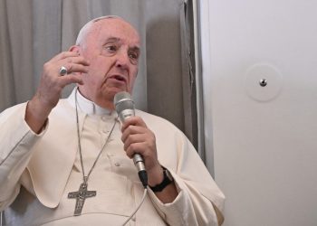 El papa lamenta que la muerte de Benedicto XVI haya sido «instrumentalizada»