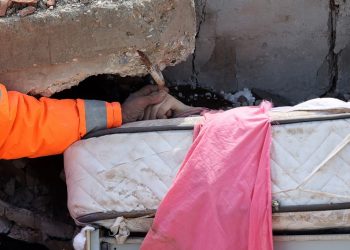 El dolor de un padre: la foto que simboliza la tragedia del terremoto en Turquía y Siria