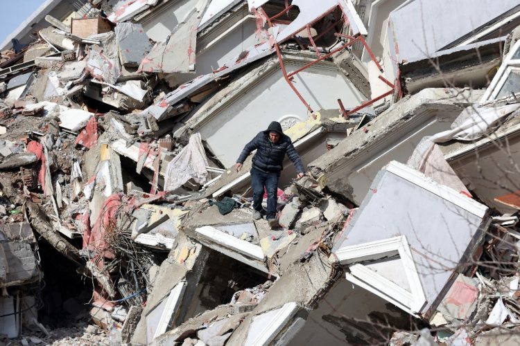 Un hombre camina entre los escombros de un edificio derrumbado en Kahramanmaras, cerca del epicentro del terremoto, el día después de que un terremoto de magnitud 7,8 sacudiera el sureste del país el 7 de febrero. Foto AFP.