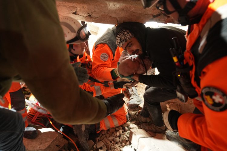 Rescate esperanzador. La bebé Abir de cuatro meses sobrevivió junto a sus parientes en la  provincia de Hatay.  Foto AFP.