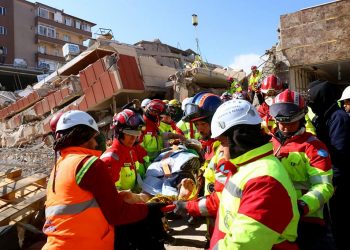 Muere mujer rescatada después de 100 horas bajo escombros tras sismo en Turquía