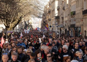 Sindicatos amenazan con «paralizar» Francia en marzo contra reforma clave