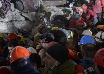 Rescatistas turcos hallan supervivientes 13 días después del terremoto