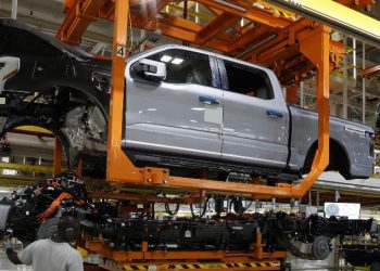 Ford alarga suspensión de producción de su pick-up eléctrica tras incendio de batería