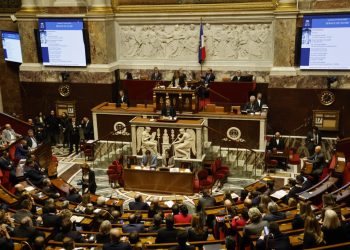 Impopular reforma de las pensiones en Francia sigue adelante sin voto de diputados