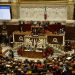 Impopular reforma de las pensiones en Francia sigue adelante sin voto de diputados
