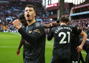 Arsenal recupera el mando en la Premier con victoria en casa de Aston Villa