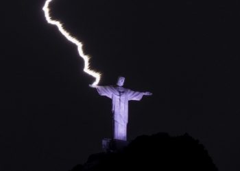 Fotos: Impresionante momento en que un rayo golpea la mano del Cristo Redentor en Río de Janeiro