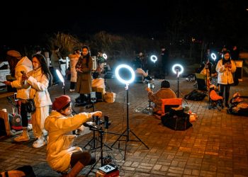 «Streamers» en busca de dinero de sus seguidores en las calles
