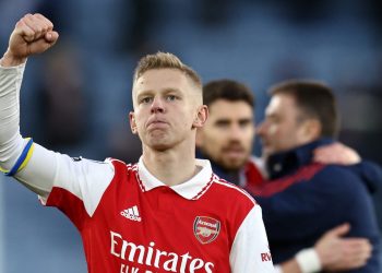 El Arsenal cumple con triunfo en Leicester y se asegura seguir líder en la Premier League