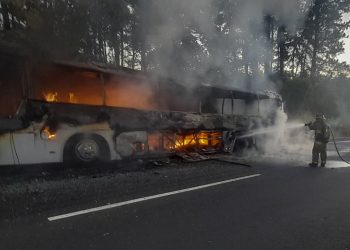 Se incendia un autobús que transportaba 57 migrantes en Panamá hacia un albergue