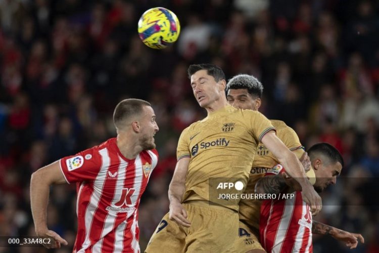 El delantero del Barcelona, Robert Lewandowski y el defensa uruguayo  Ronald Araujo, buscaron el gol con insistencia sobre el arco del Almería, pero no lo lograron. Foto/AFP