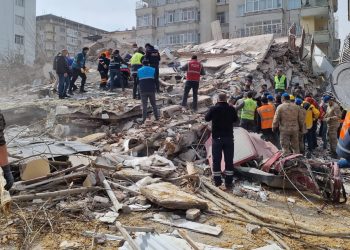 Al menos un muerto y decenas de heridos en réplica de sismo en Turquía