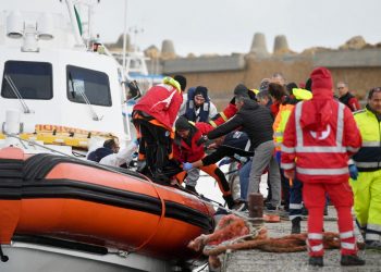Más cadáveres llegan a costa de Italia tras naufragio de barco con migrantes