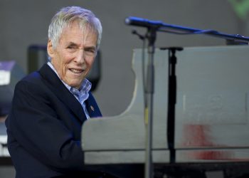 El legendario cantante y compositor estadounidense Burt Bacharach muere a los 94 años
