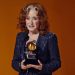 «Just Like That» de Bonnie Raitt se lleva el Grammy a la Canción del año