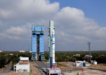 Agencia espacial india lanza nuevo cohete y pone tres satélites en órbita