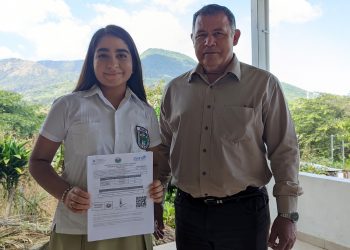 Joven salvadoreña estudiará medicina con una beca del Ministerio de Educación