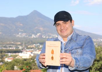 «La literatura me ayudó a salvar la memoria de mi familia y a conectar con otras personas»: Mario Quiñónez, escritor salvadoreño