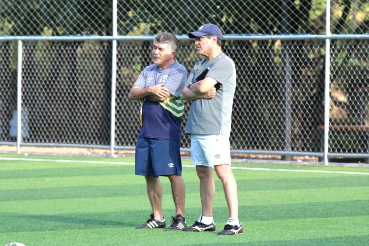 Hugo Pérez y su auxiliar Mauricio Cienfuegos. Fotos: Fesfut.