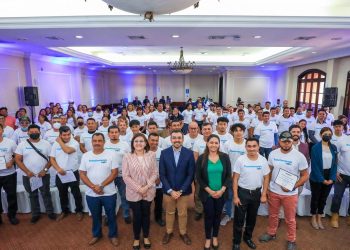 Cancillería certifica en diferentes competencias a 94 salvadoreños retornados