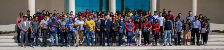 Formación. En una nueva fase del programa, ahora los salvadoreños se preparan con clases de inglés especializado. Serán 500 becas para los participantes.