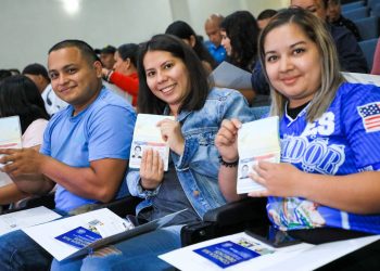 Contingente de 33 salvadoreños del programa Movilidad Laboral trabajará por 10 meses en Florida