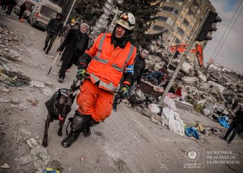 Misión humanitaria de El Salvador inicia trabajos de búsqueda y rescate en Turquía