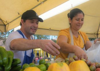 Productores y habitantes de Santa Tecla son beneficiados con agromercado del Ministerio de Agricultura