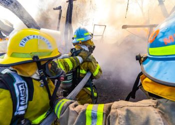 Autoridades trabajan en extinción de incendio forestal y estructural en San Salvador