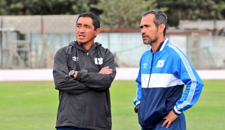 Juan Carlos Serrano (derecha), técnico de la sub-17. Fotos: Fesfut.