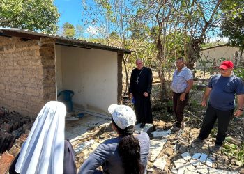 Nuncio apostólico visita la zona afectada por enjambre sísmico en Ahuchapán