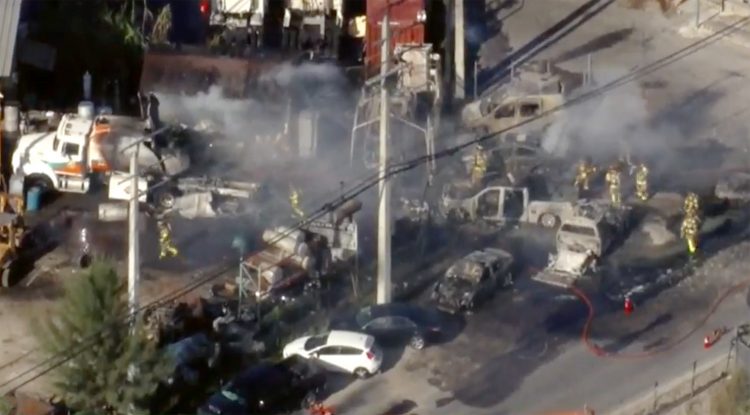 La explosión levantó columnas de humo que eran visibles desde kilómetros de distancia.