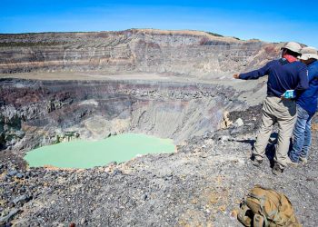 Miden la temperatura y los gases en el volcán de Santa Ana
