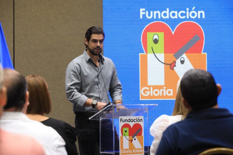 Fernando Kriete indicó que la fundación deja abierta la convocatoria para que emprendedores salvadoreños apliquen a la beca formativa. Foto / Guillermo Martínez.
