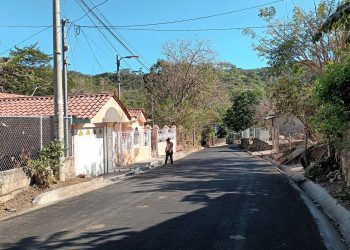 Reparan la calle de acceso al cantón Las Pitas, de El Carmen, La Unión