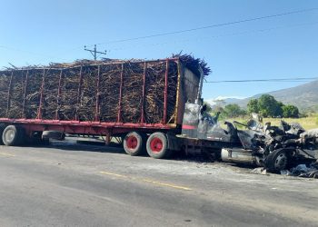Muere mujer tras choque entre un camión liviano y una rastra en San Miguel