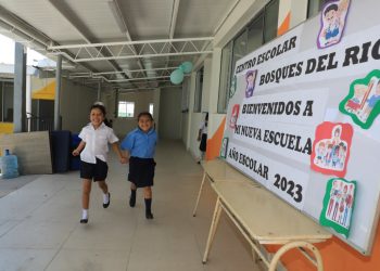 Estudiantes de El Salvador reciben paquetes escolares, computadoras y tabletas