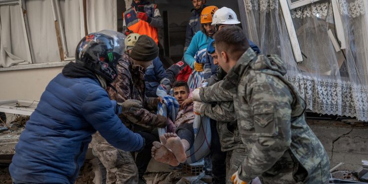 Equipo. Los rescatistas cargan a un hombre después de haber estado atrapado durante dos
días en Hatay, sureste de Turquía. Muchos trabajan en temperaturas bajo cero.