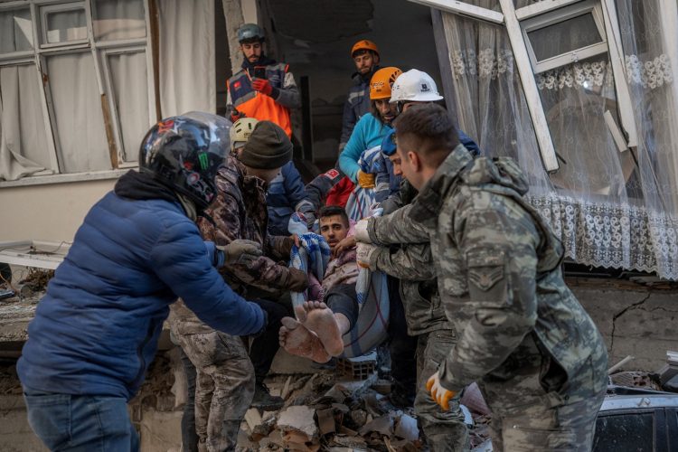 Equipo. Los rescatistas cargan a un hombre después de haber estado atrapado durante dos
días en Hatay, sureste de Turquía. Muchos trabajan en temperaturas bajo cero.