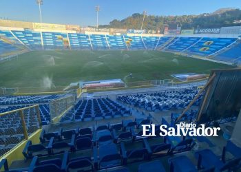 FOTOS | Desde adentro: Así avanzan los trabajos de mantenimiento de la cancha del estadio Cuscatlán y otras remodelaciones