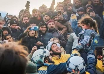 VIDEOS | Niños se aferran a la vida entre los escombros de Turquía