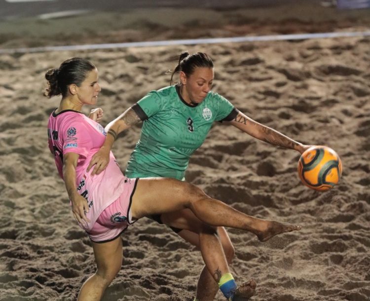 Las usulutecas de Corral de Mulas, derrotaron a Sao Pedro, de Brasil y avanzaron a semifinales. Fotos/ Jarvyn Muñoz